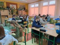 Uczniowie w trakcie lekcji o funduszach