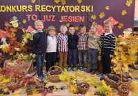 Dzieci biorą udział w konkursie recytatorskim