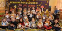 Dzieci biorą udział w konkursie recytatorskim