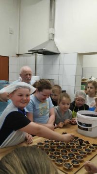 Dzieci w trakcie warsztatów cukierniczych